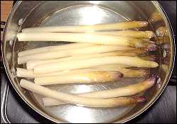 Eingefrorener Spargel im Topf.